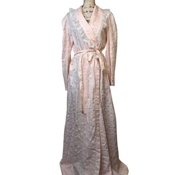 Contemporary y2k vintage baby pink ruffle robe  sz Large - Picture 1 of 3